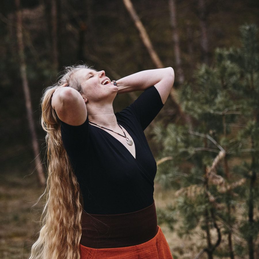 Lisa Wenck traumasensibles Embodiment Coaching wilde Weiblichkeit Lebendigkeit schamanisch (167)
